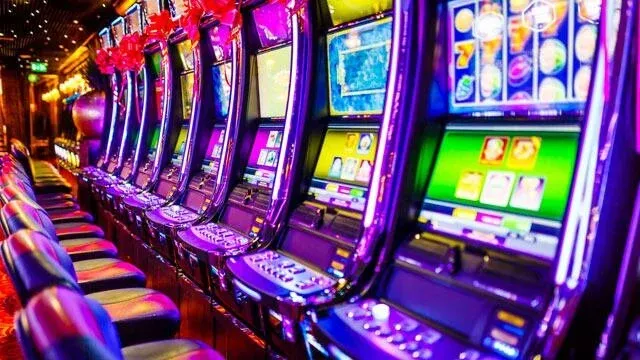 Different slot machine types and payline layouts